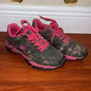Real Tree girl hiking sneakers (pink/camo)